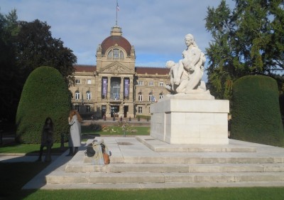 medialibrary/2019/11/Strasbourg_Neustadt_2_Kaiserplatz_Kriegerdenkmal_und_Rheinpalast1.JPG